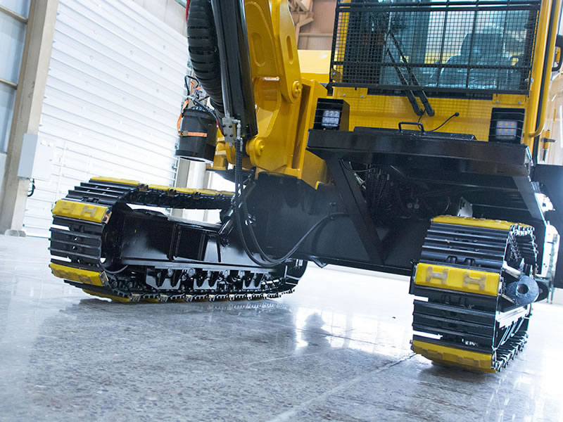 حفار هيدروليكي مجنزر - الحل الأقوى للحفر السطحي بالمطرقة العلوية