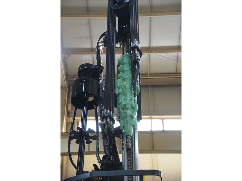 حفار هيدروليكي مجنزر - الحل الأقوى للحفر السطحي بالمطرقة العلوية